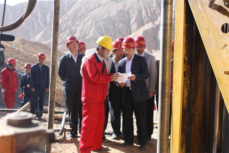 原國土資源部部長徐紹史檢查指導(dǎo)青海鉆探項(xiàng)目